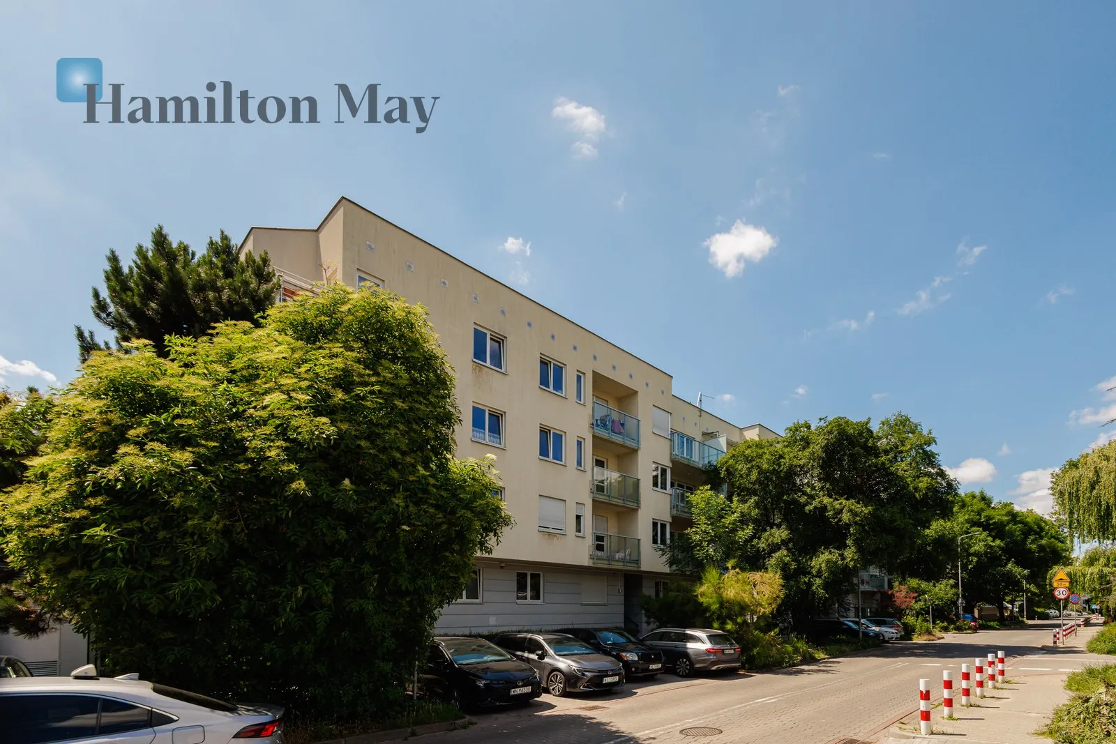Distance to centre: 9.09 km Level: 3 Price: 1400000 PLN Bedrooms: 2 Bathrooms: 1 Size: 82m2 - slider