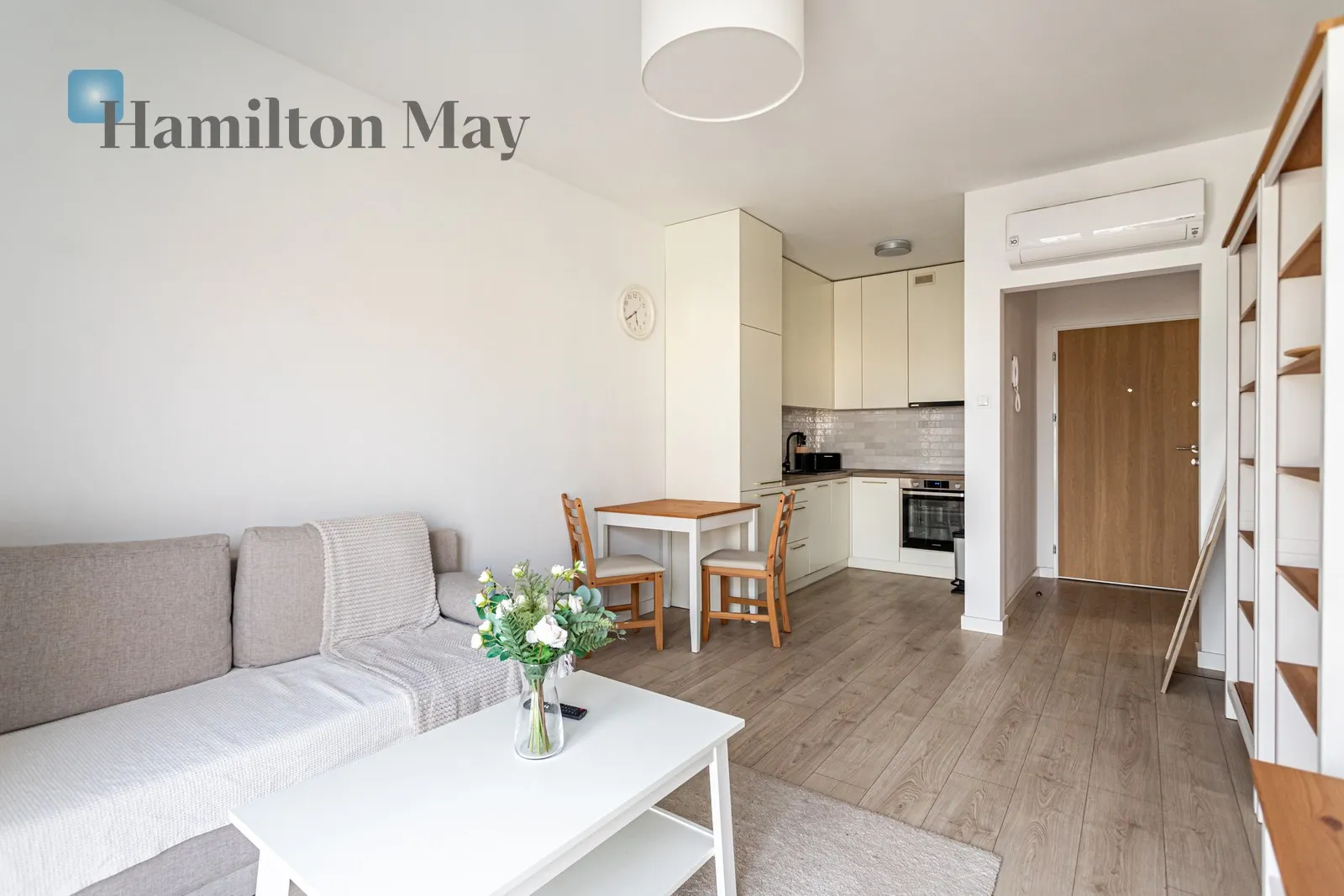 Елегантна квартира з балконом та гаражем у Празі - slider