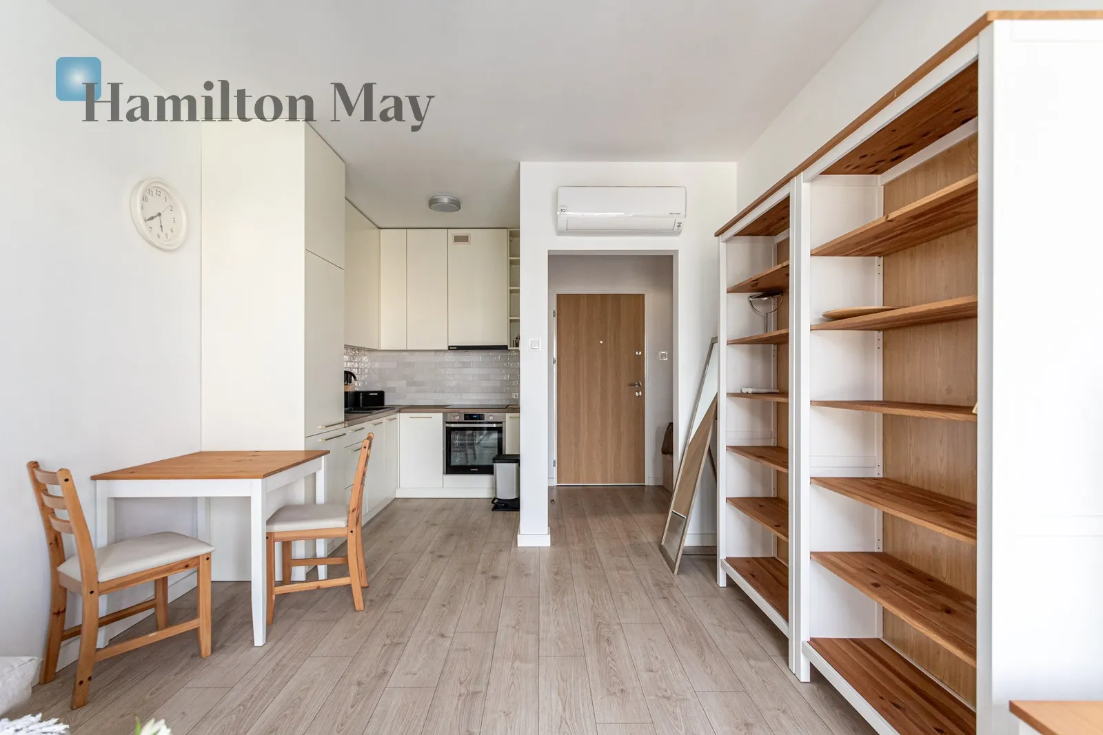 Елегантна квартира з балконом та гаражем у Празі - slider