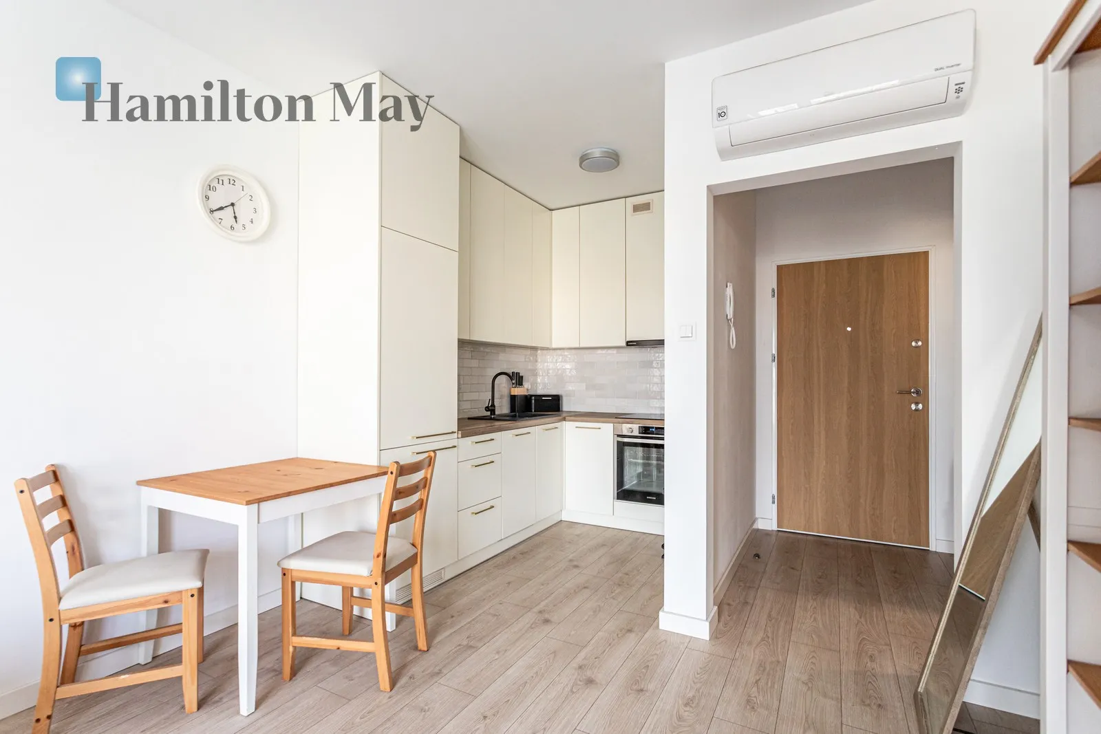 Елегантна квартира з балконом та гаражем у Празі - slider