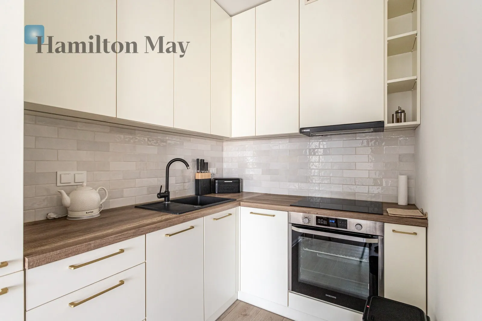 Елегантна квартира з балконом та гаражем у Празі - slider