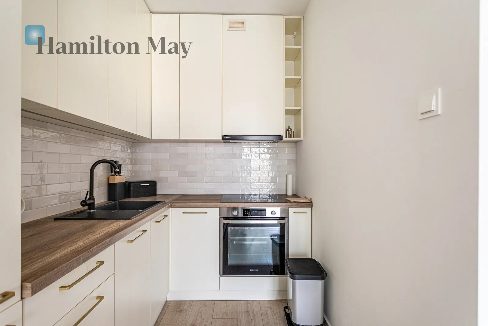 Елегантна квартира з балконом та гаражем у Празі - slider