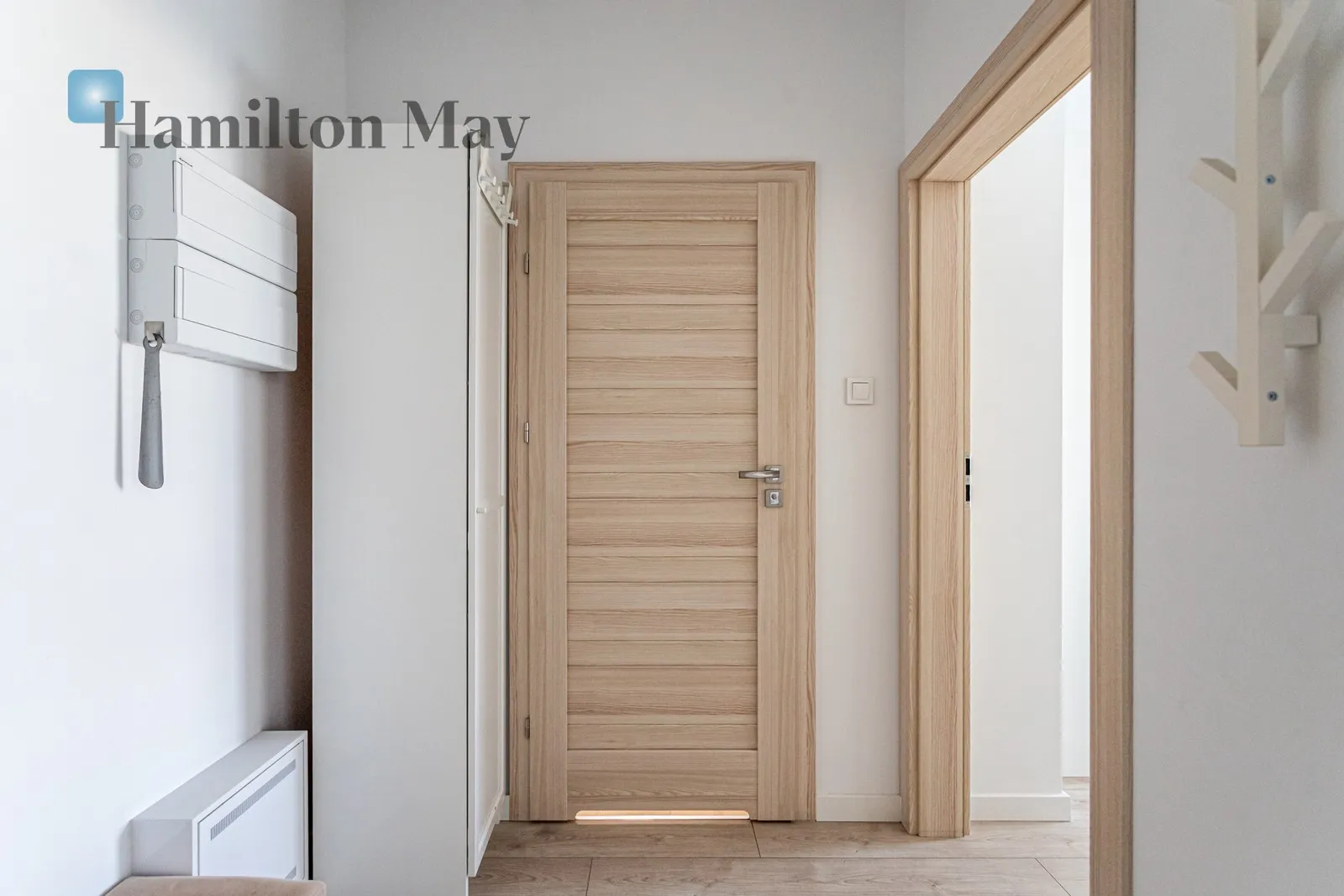 Елегантна квартира з балконом та гаражем у Празі - slider