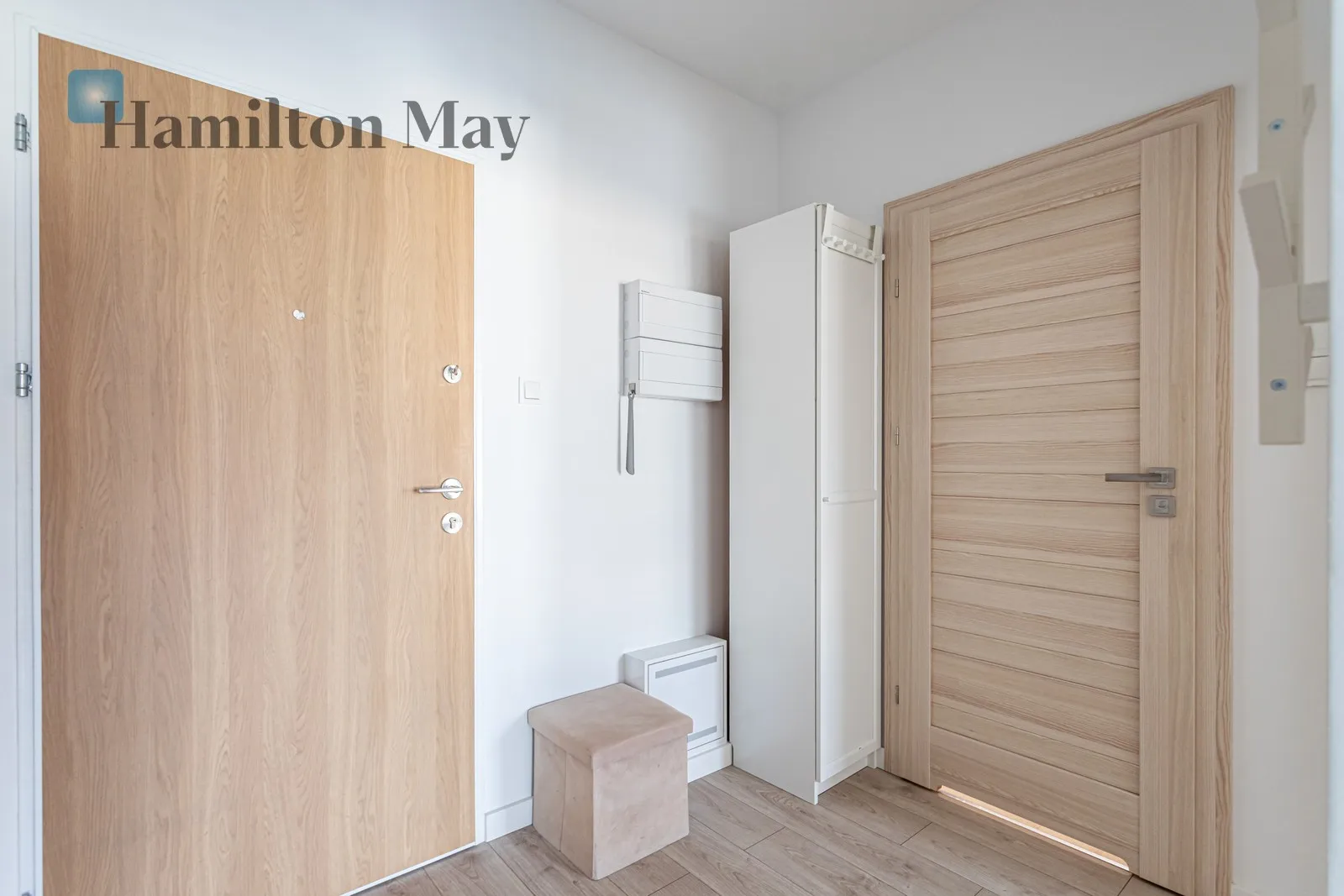 Елегантна квартира з балконом та гаражем у Празі - slider