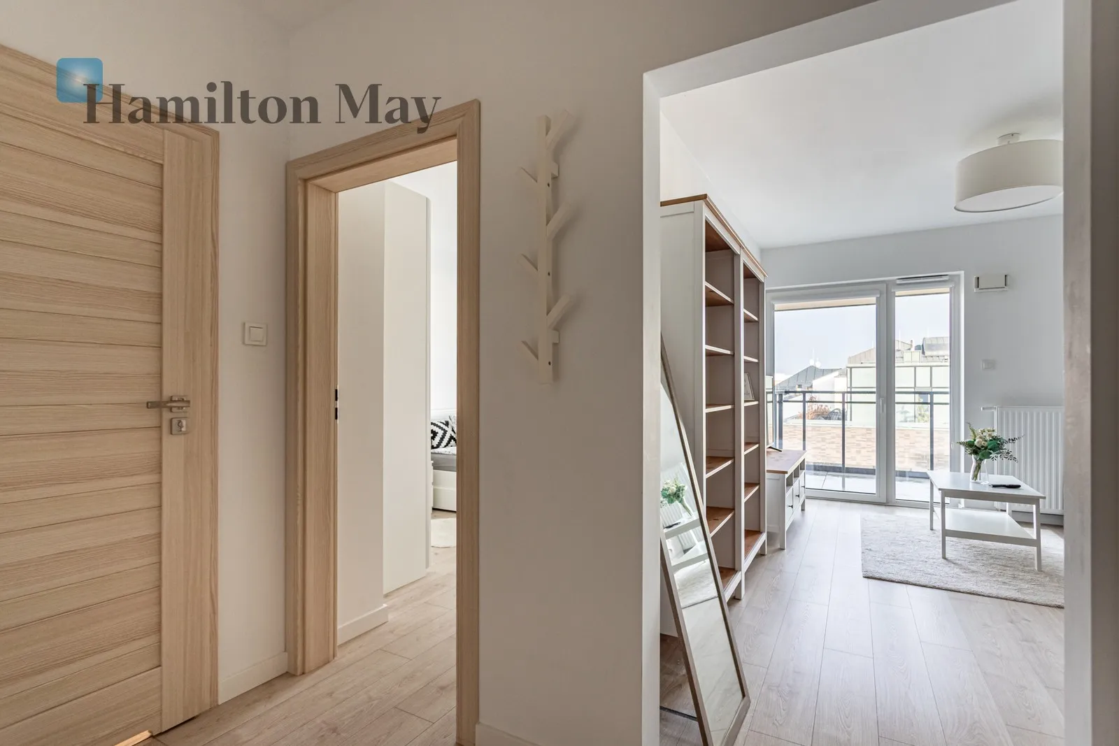 Елегантна квартира з балконом та гаражем у Празі - slider