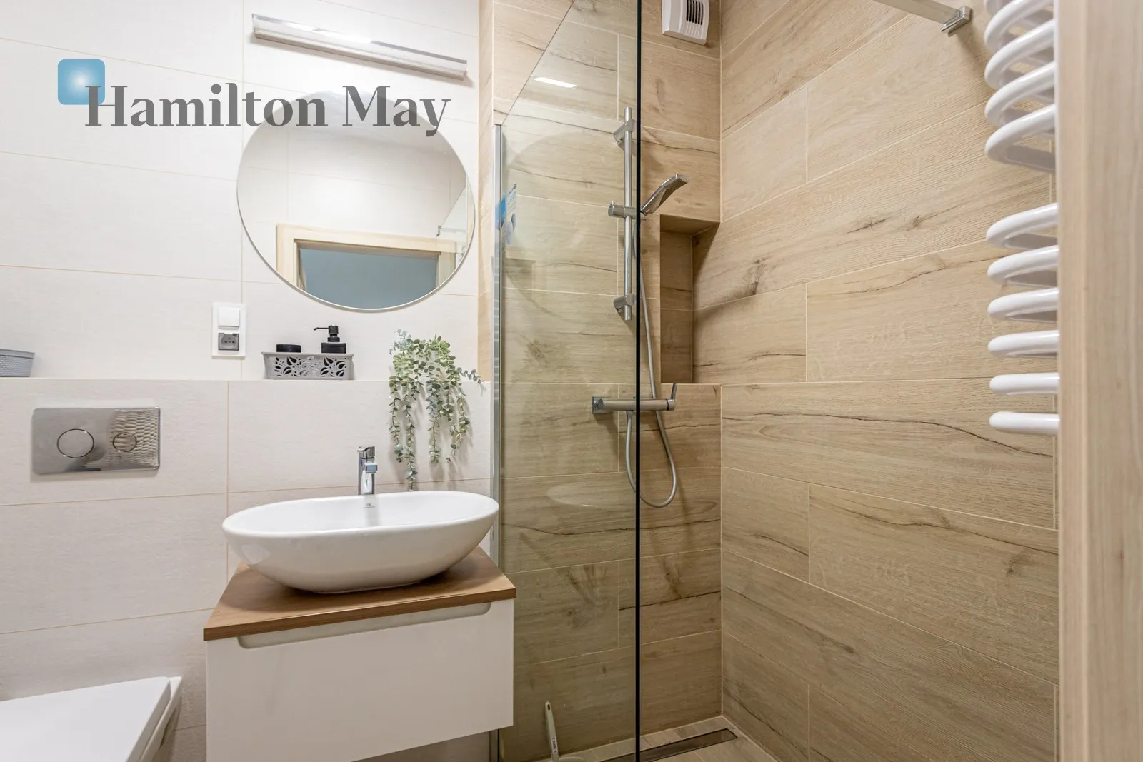 Елегантна квартира з балконом та гаражем у Празі - slider