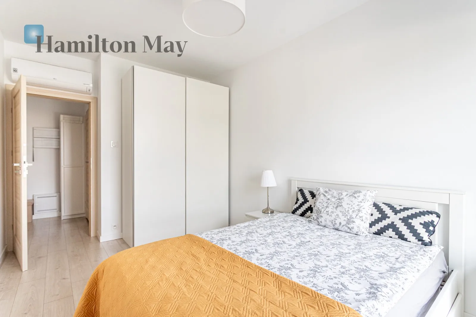 Елегантна квартира з балконом та гаражем у Празі - slider