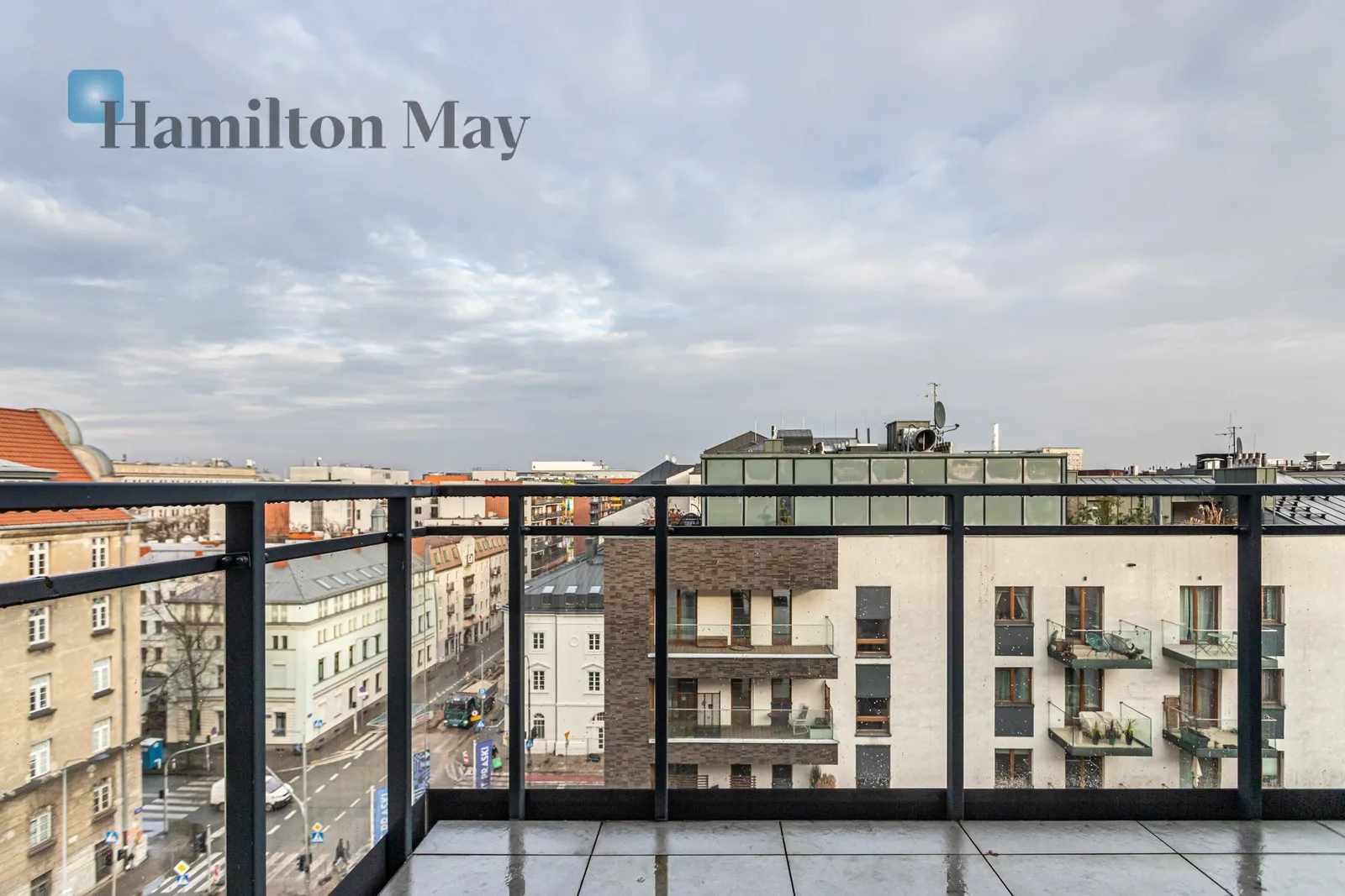 Елегантна квартира з балконом та гаражем у Празі - slider