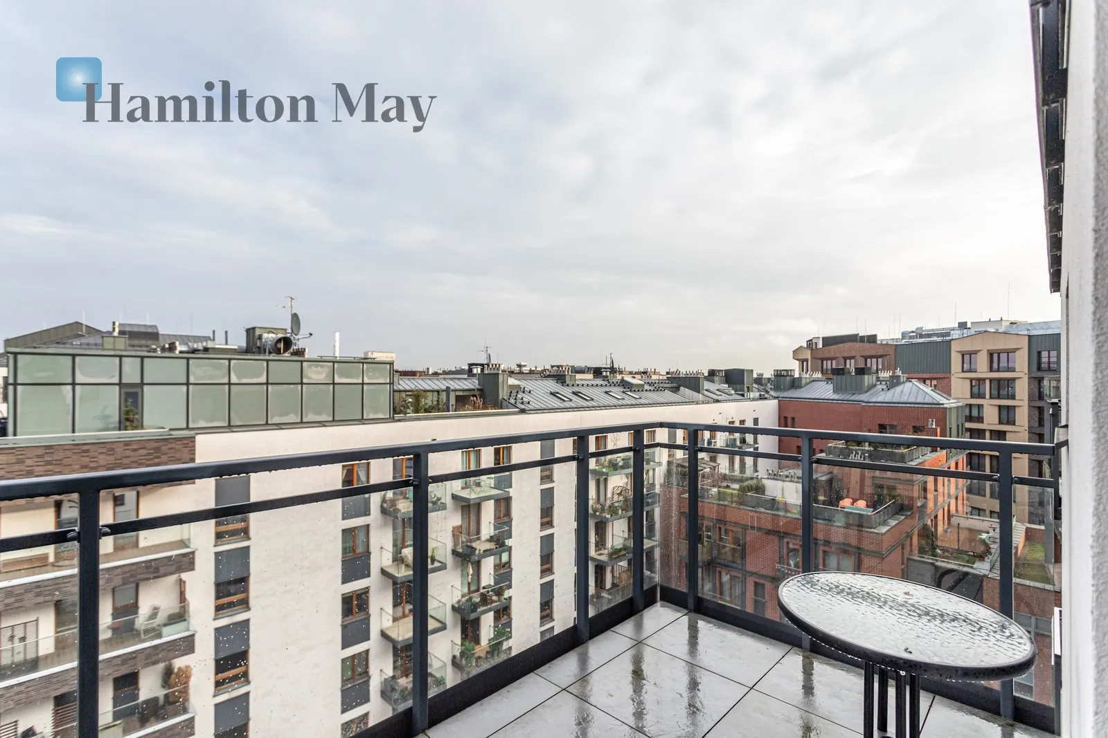 Елегантна квартира з балконом та гаражем у Празі - slider