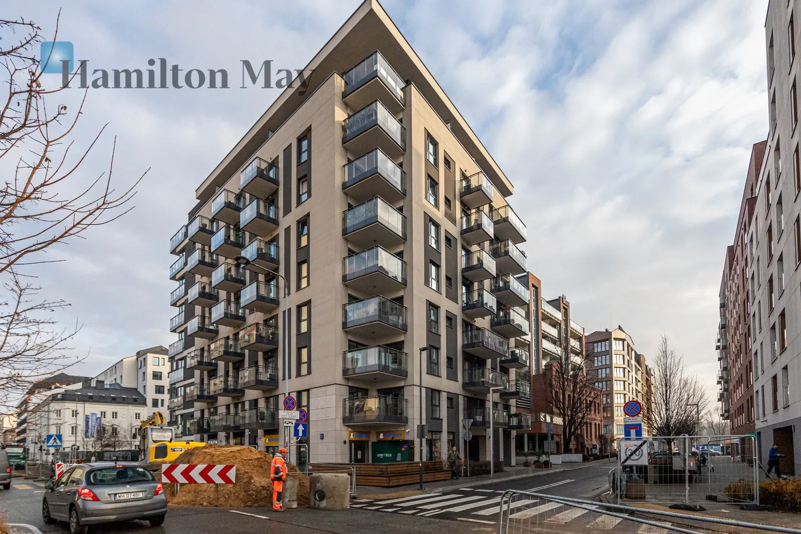 Елегантна квартира з балконом та гаражем у Празі - slider