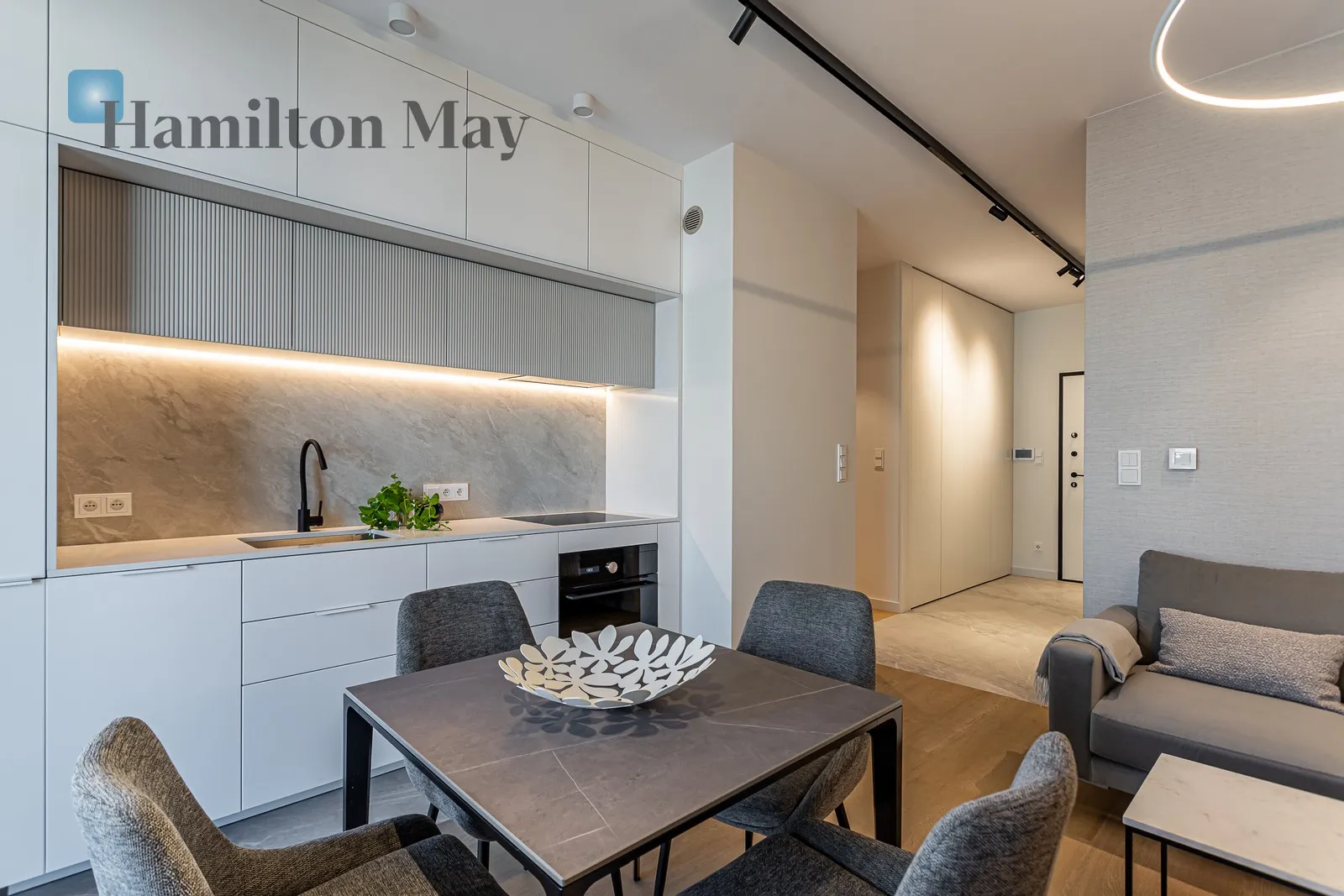 Street: Grzybowska Region: Wola Subregion: Mirów Distance to centre: 1.32 km Level: 14 Price: 11000 PLN Bedrooms: 2 Bathrooms: 2 Size: 68m2 - slider