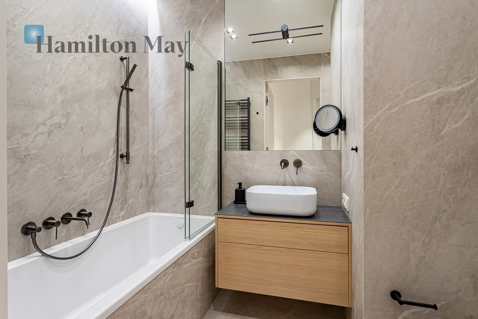 Subregion: Mirów Distance to centre: 1.32 km Level: 14 Price: 11000 PLN Bedrooms: 2 Bathrooms: 2 Size: 68m2 Price/m2: 162 PLN - slider