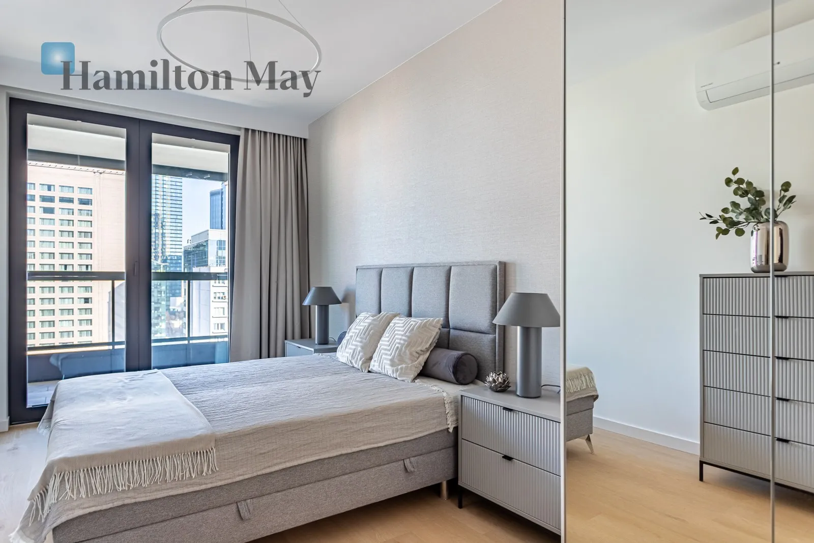 Street: Grzybowska Region: Wola Subregion: Mirów Distance to centre: 1.32 km Level: 14 Price: 11000 PLN Bedrooms: 2 Bathrooms: 2 - slider