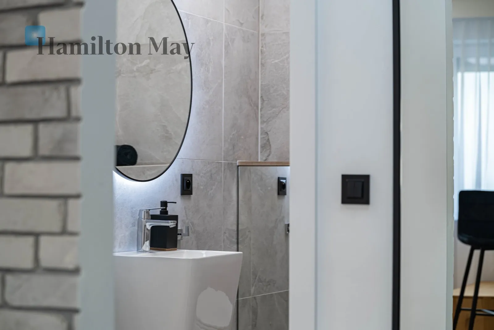 Level: 1 Price: 4200 PLN Bedrooms: 2 - slider