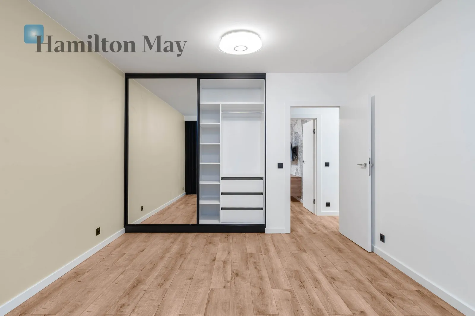 Street: Bartosza Głowackiego Region: Bronowice Distance to centre: 2.95 km Level: 1 Price: 4200 PLN Bedrooms: 2 - slider