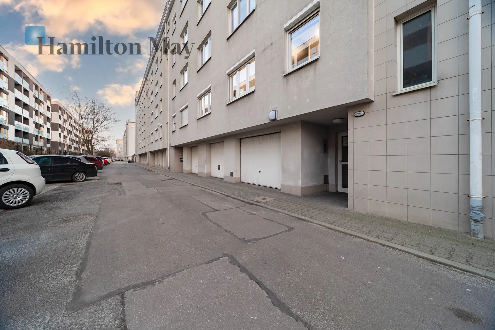 Level: 1 Price: 4200 PLN Bedrooms: 2 Bathrooms: 2 Size: 82m2 - slider