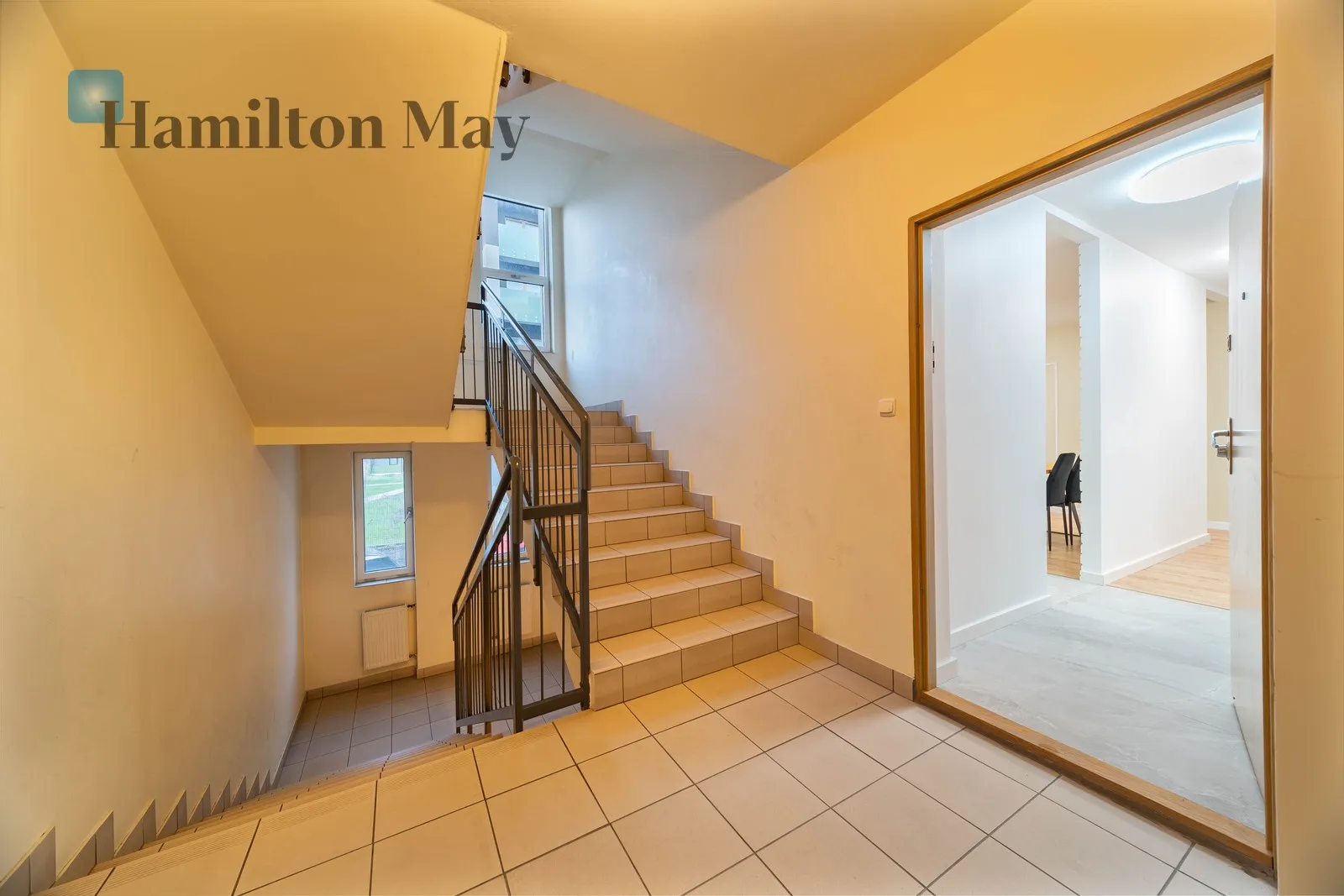 Distance to centre: 2.95 km Level: 1 Price: 4200 PLN Bedrooms: 2 Bathrooms: 2 - slider