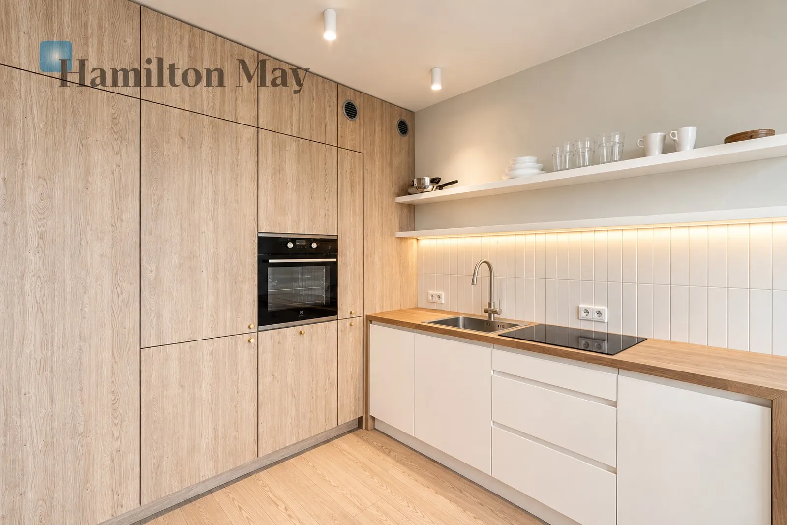 Region: Podgórze Distance to centre: 4.33 km Level: 4 Price: 3300 PLN Bedrooms: 1 Bathrooms: 1 Size: 34m2 Price/m2: 97 PLN - slider