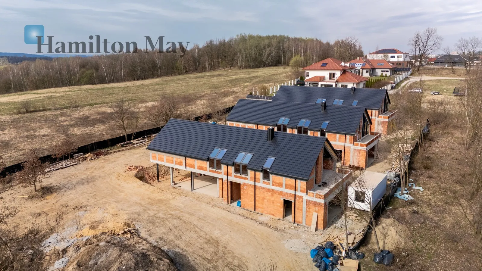 Distance to centre: 8.89 km Price: 3390000 PLN Bedrooms: 4 Bathrooms: 3 Plot size: 1245m2 Price/m2: 11300 PLN - slider