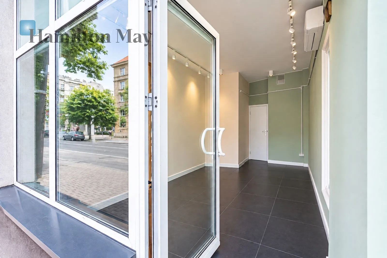 City: Warszawa Street: Piękna Region: Śródmieście Subregion: Śródmieście Południowe Distance to centre: 0.94 km Price: 5400 PLN Bedrooms: null Bathrooms: null - slider