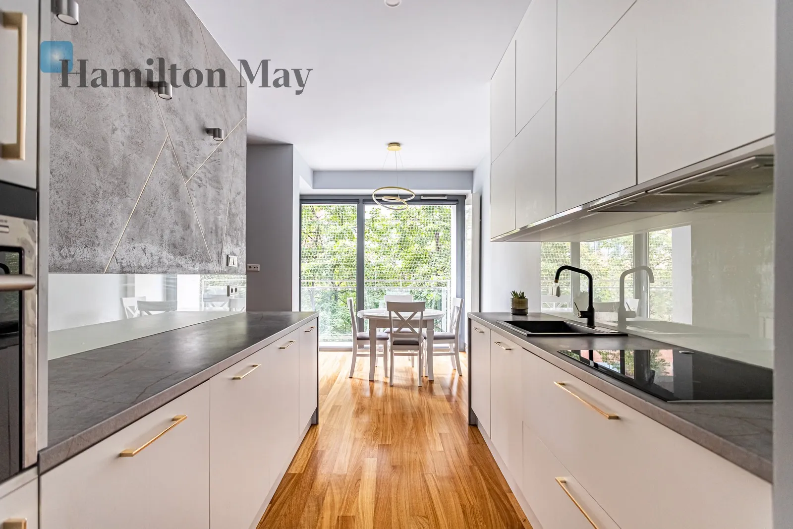 Comfortable apartment in the very city center, in the Apartamenty Grzybowska 4 development - slider