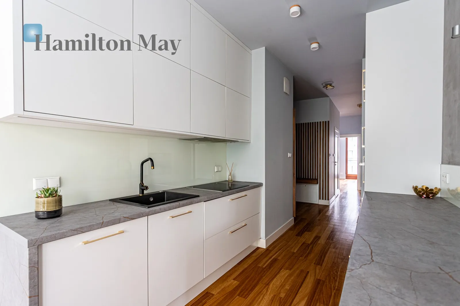 Comfortable apartment in the very city center, in the Apartamenty Grzybowska 4 development - slider