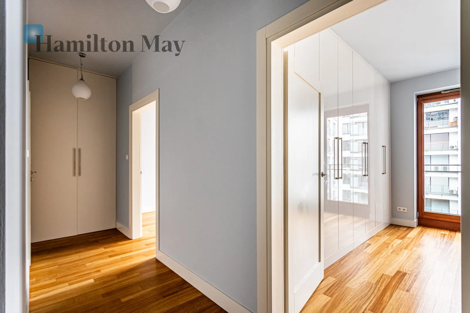Comfortable apartment in the very city center, in the Apartamenty Grzybowska 4 development - slider