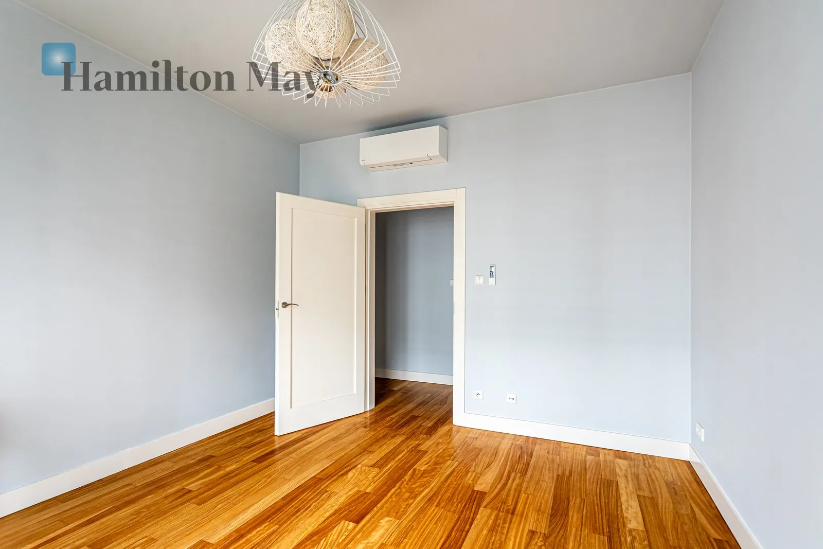 Comfortable apartment in the very city center, in the Apartamenty Grzybowska 4 development - slider