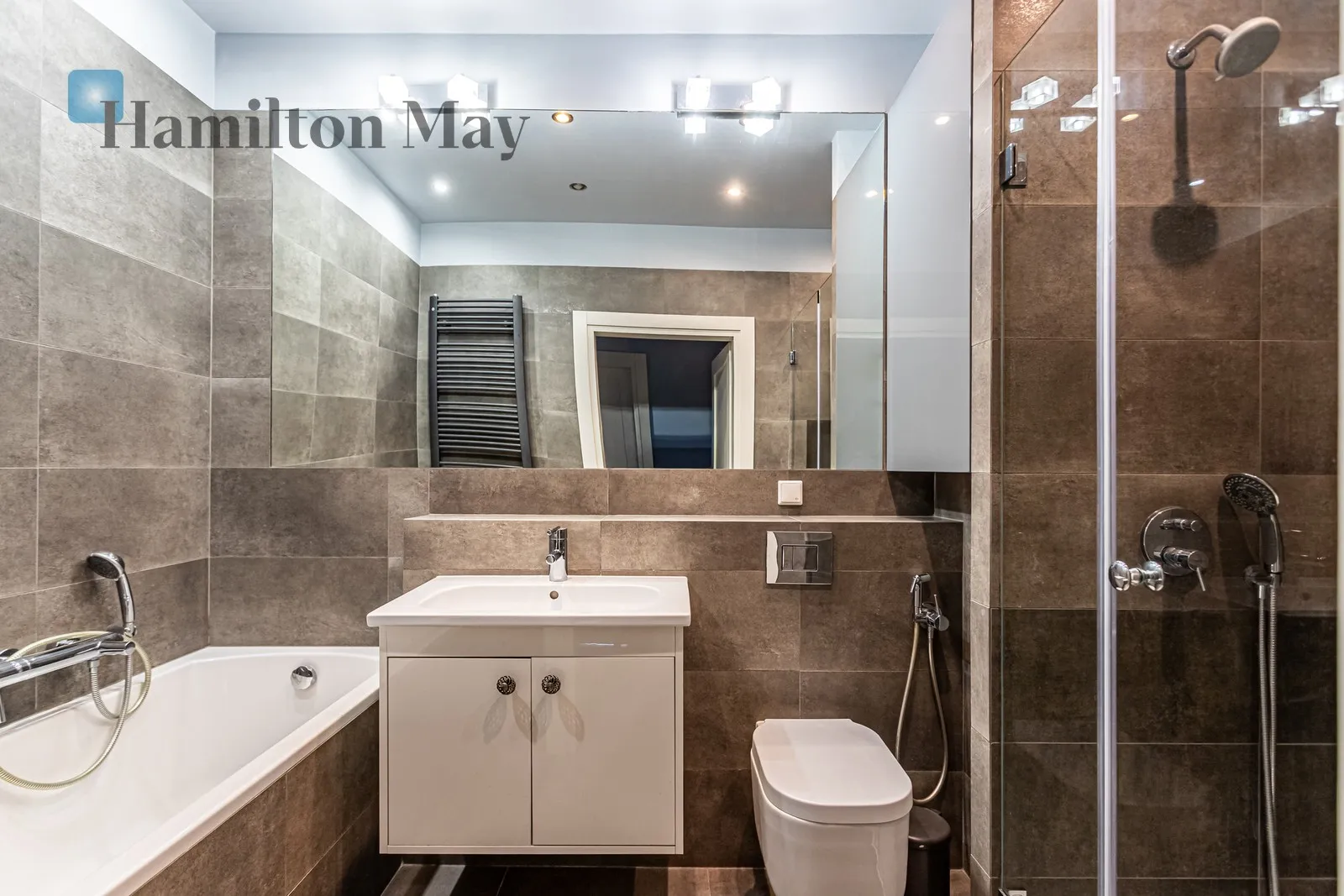 Comfortable apartment in the very city center, in the Apartamenty Grzybowska 4 development - slider