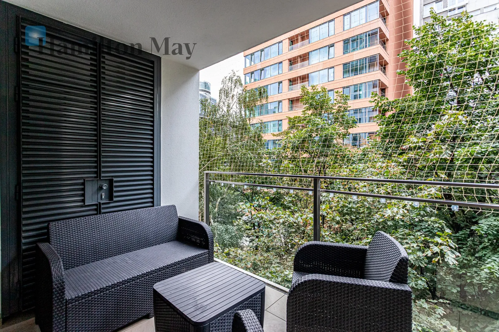 Comfortable apartment in the very city center, in the Apartamenty Grzybowska 4 development - slider