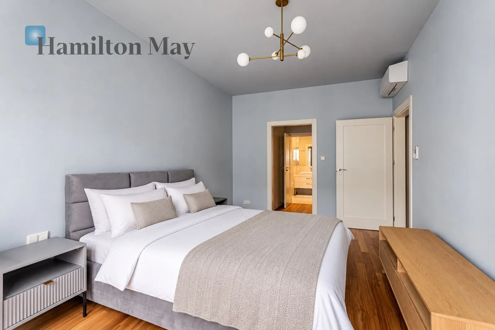 Comfortable apartment in the very city center, in the Apartamenty Grzybowska 4 development - slider