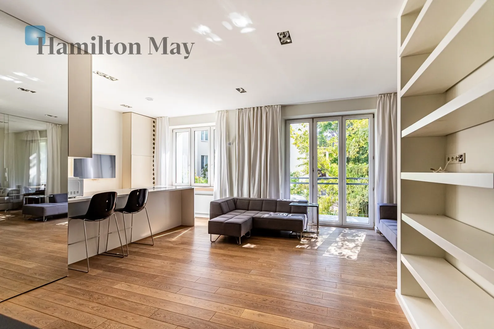 City: Warszawa Street: Antoniego Edwarda Odyńca Region: Mokotów Subregion: Wierzbno Distance to centre: 3.72 km Level: 1 Price: 4100 PLN Bedrooms: 1 Bathrooms: 1 Size: 61m2 - slider