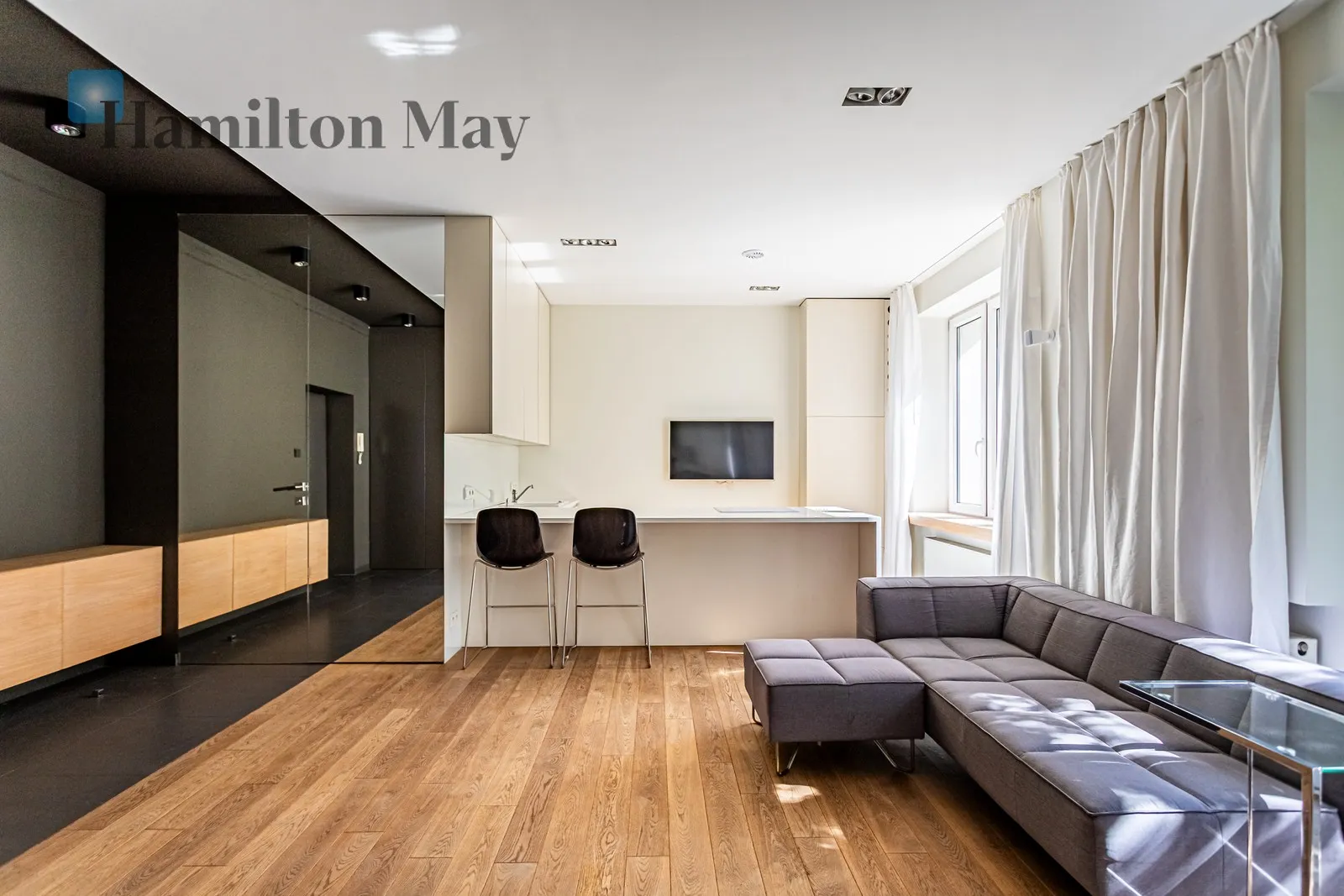 Street: Antoniego Edwarda Odyńca Region: Mokotów Subregion: Wierzbno Distance to centre: 3.72 km Level: 1 Price: 4100 PLN Bedrooms: 1 Bathrooms: 1 Size: 61m2 Price/m2: 67 PLN - slider