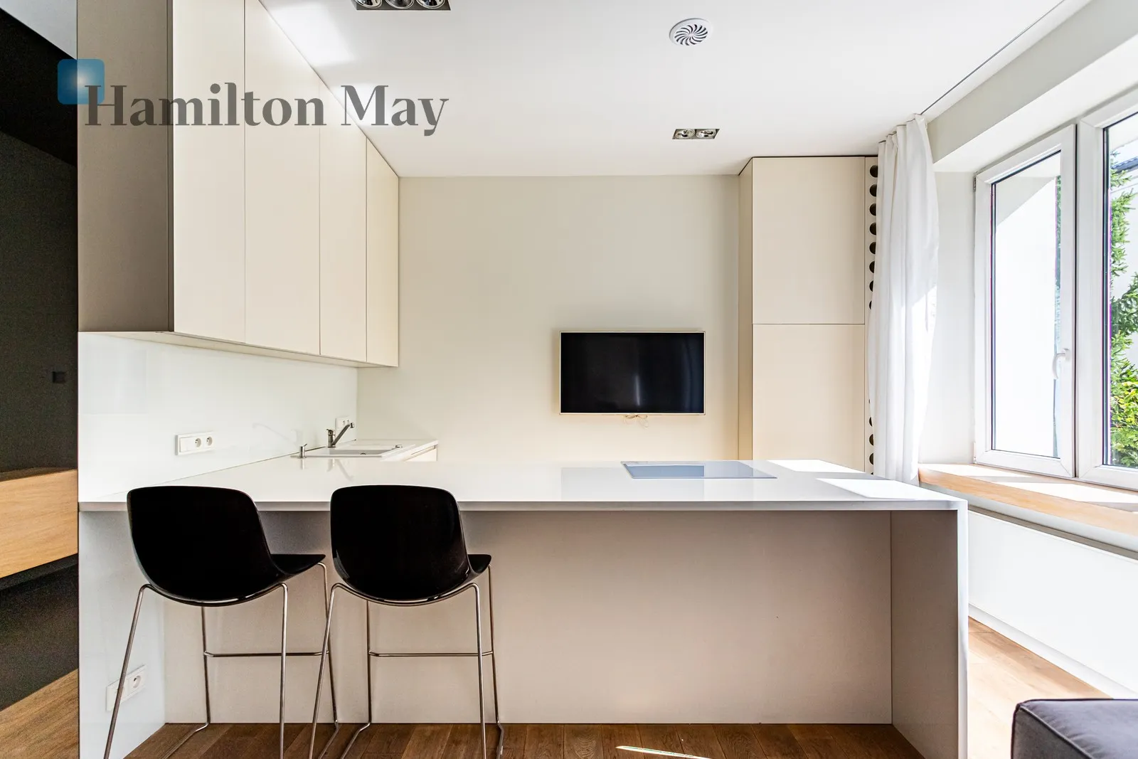 City: Warszawa Street: Antoniego Edwarda Odyńca Region: Mokotów Subregion: Wierzbno Distance to centre: 3.72 km Level: 1 Price: 4100 PLN Bedrooms: 1 - slider