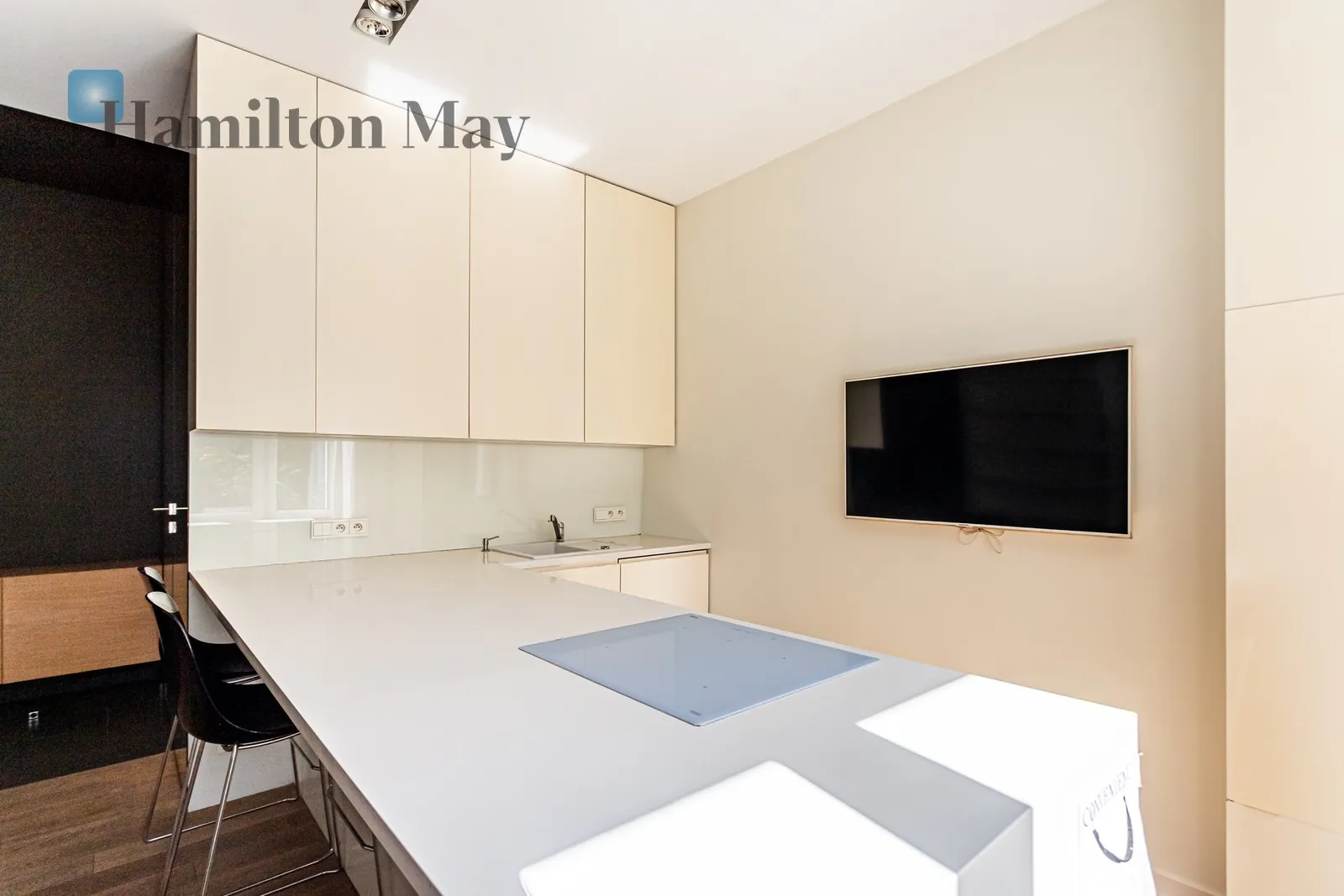 Street: Antoniego Edwarda Odyńca Region: Mokotów Subregion: Wierzbno Distance to centre: 3.72 km Level: 1 Price: 4100 PLN Bedrooms: 1 Bathrooms: 1 - slider