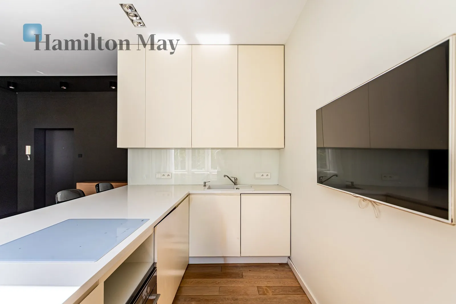 Region: Mokotów Subregion: Wierzbno Distance to centre: 3.72 km Level: 1 Price: 4100 PLN Bedrooms: 1 Bathrooms: 1 Size: 61m2 - slider