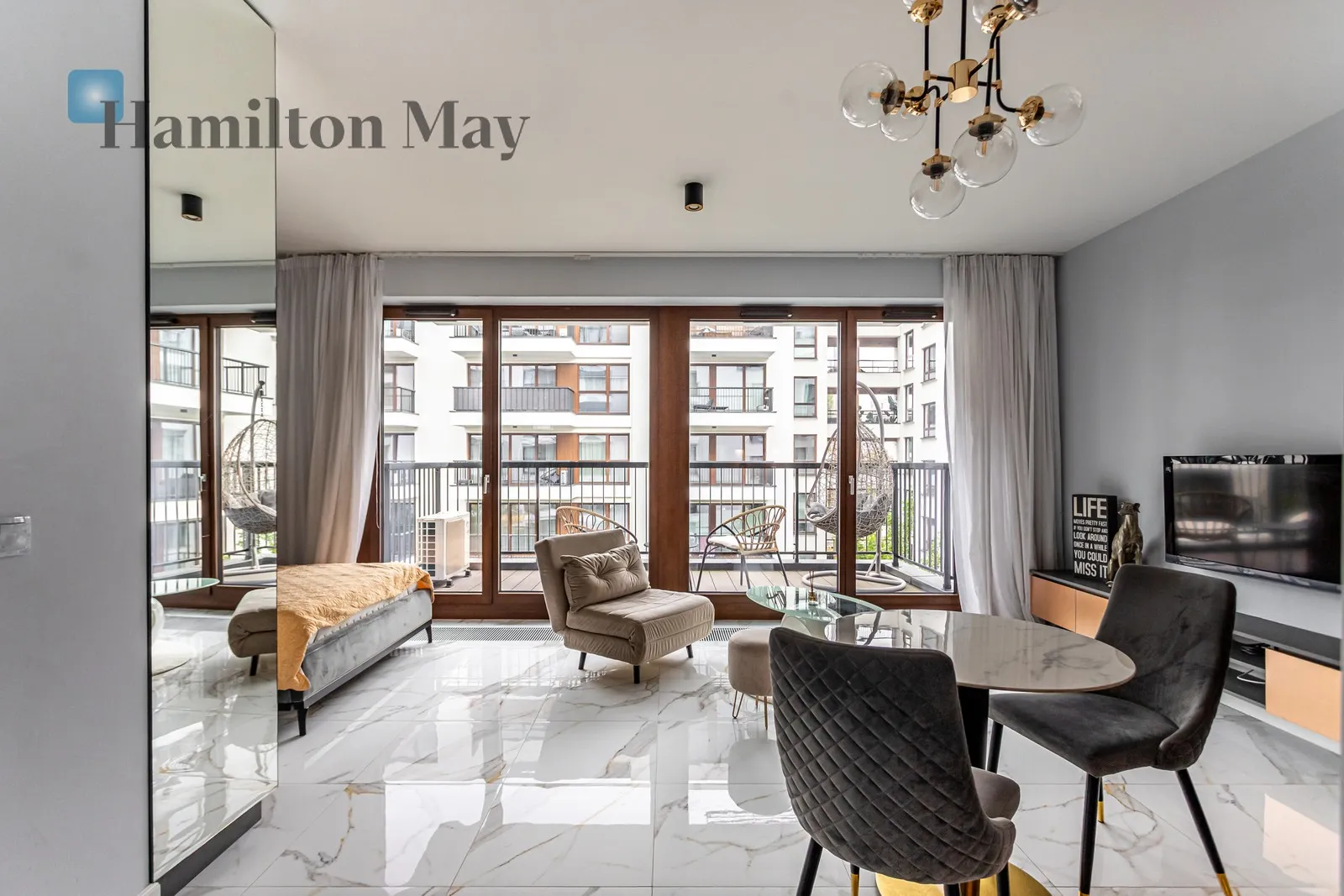 Elegant, studio apartment in the Browary Warszawskie development - slider
