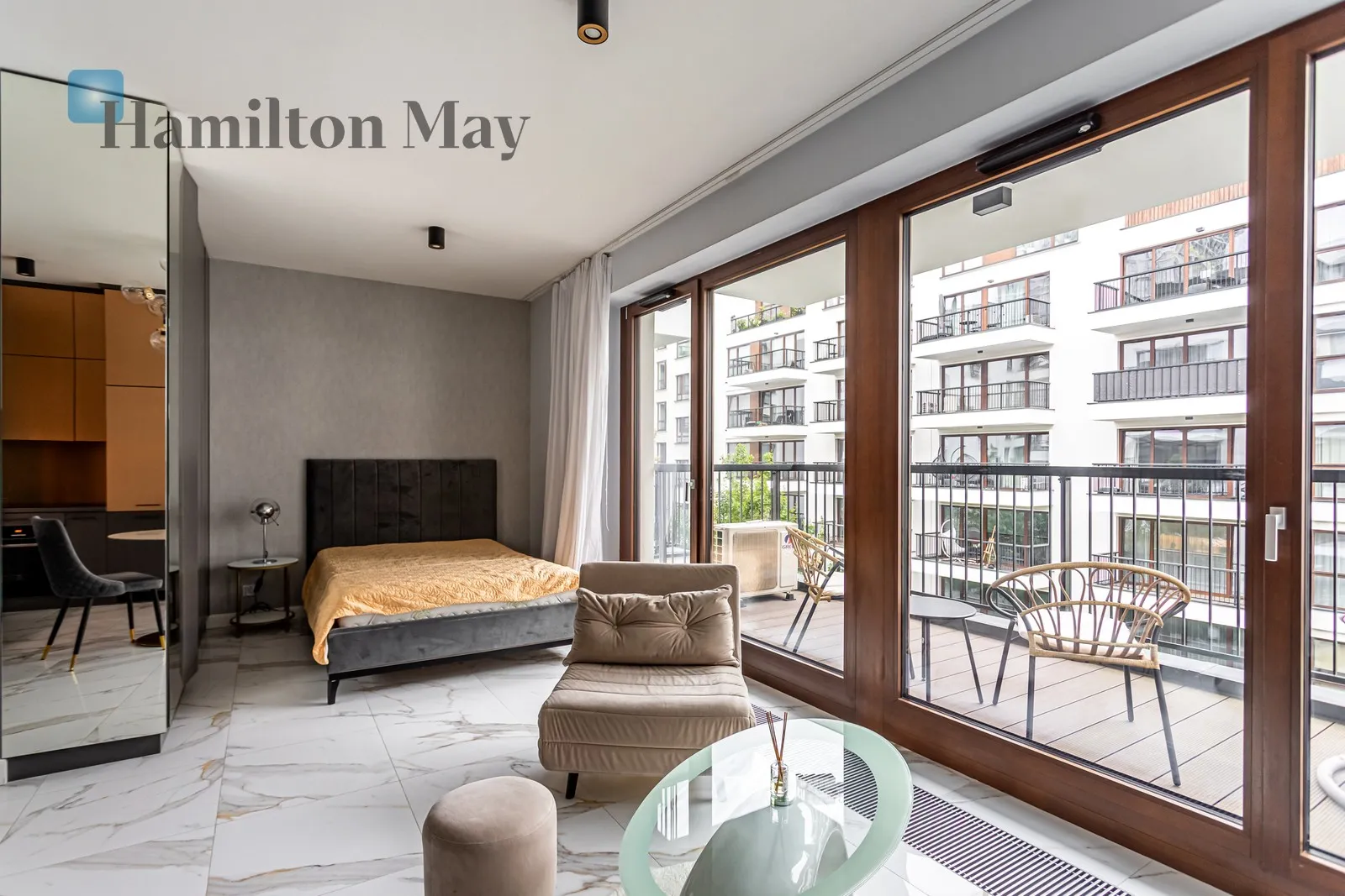 Elegant, studio apartment in the Browary Warszawskie development - slider