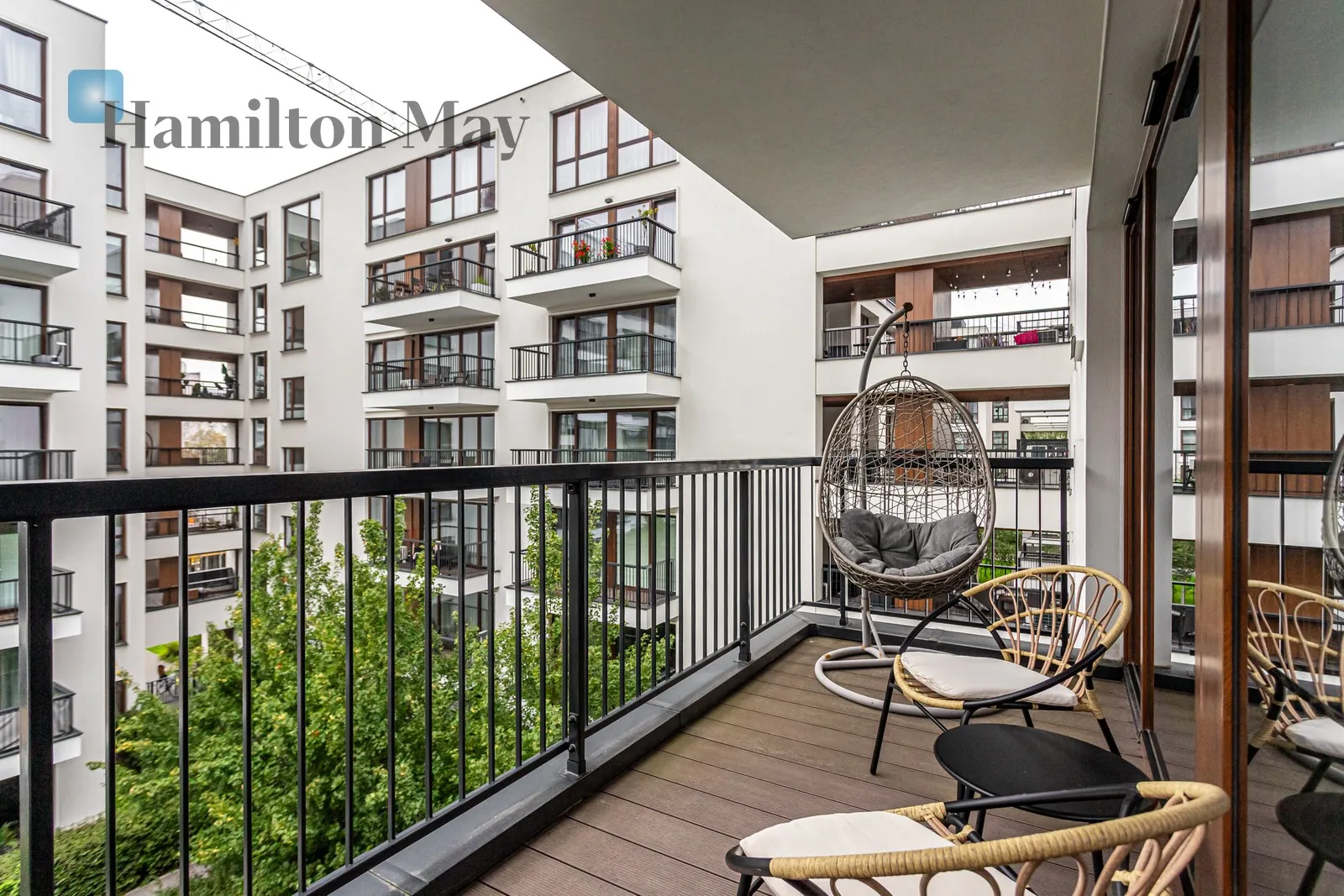 Elegant, studio apartment in the Browary Warszawskie development - slider