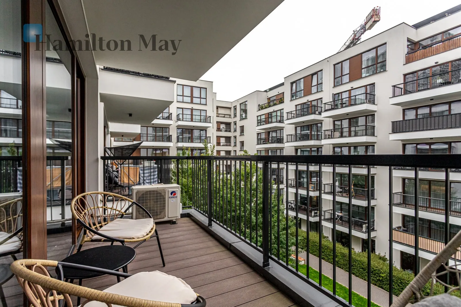 Elegant, studio apartment in the Browary Warszawskie development - slider