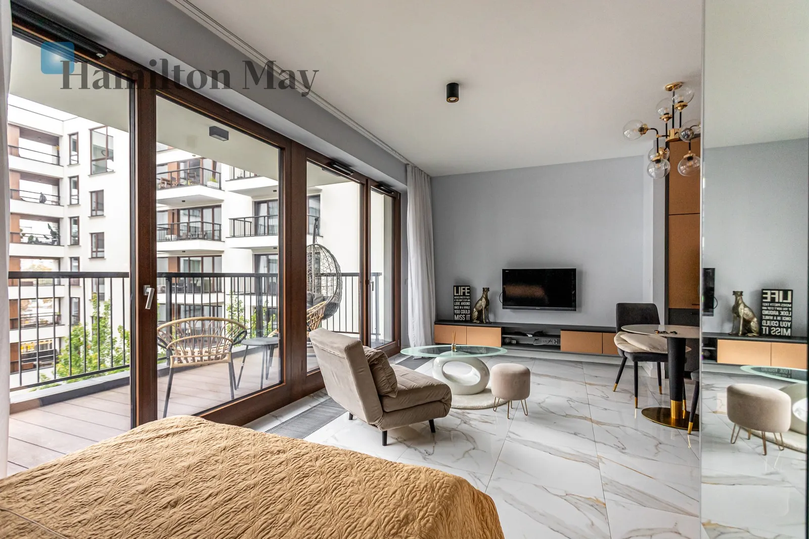 Elegant, studio apartment in the Browary Warszawskie development - slider