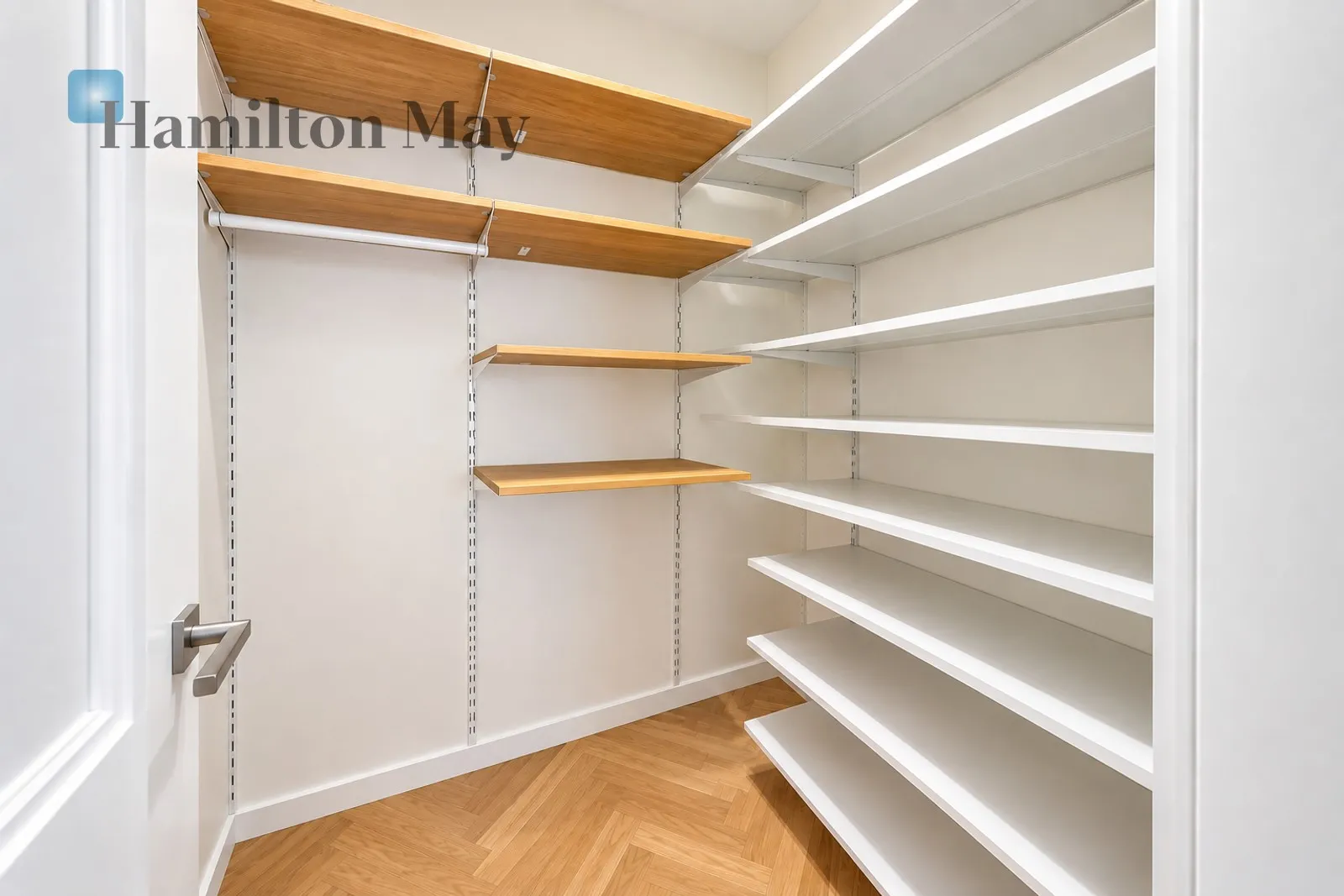 Region: Bemowo Subregion: Jelonki Południowe Distance to centre: 8.42 km Level: 1 Price: 9000 PLN Bedrooms: 4 Bathrooms: 2 Size: 114m2 Price/m2: 79 PLN - slider