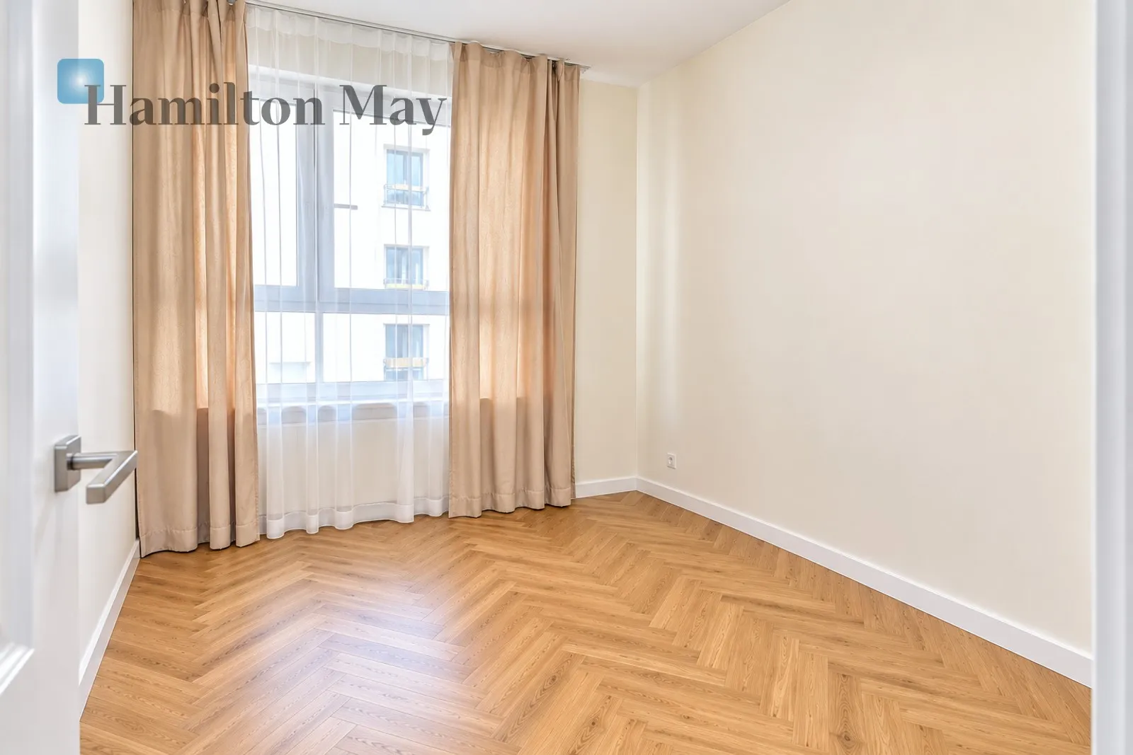 Subregion: Jelonki Południowe Distance to centre: 8.42 km Level: 1 Price: 9000 PLN Bedrooms: 4 Bathrooms: 2 Size: 114m2 Price/m2: 79 PLN - slider