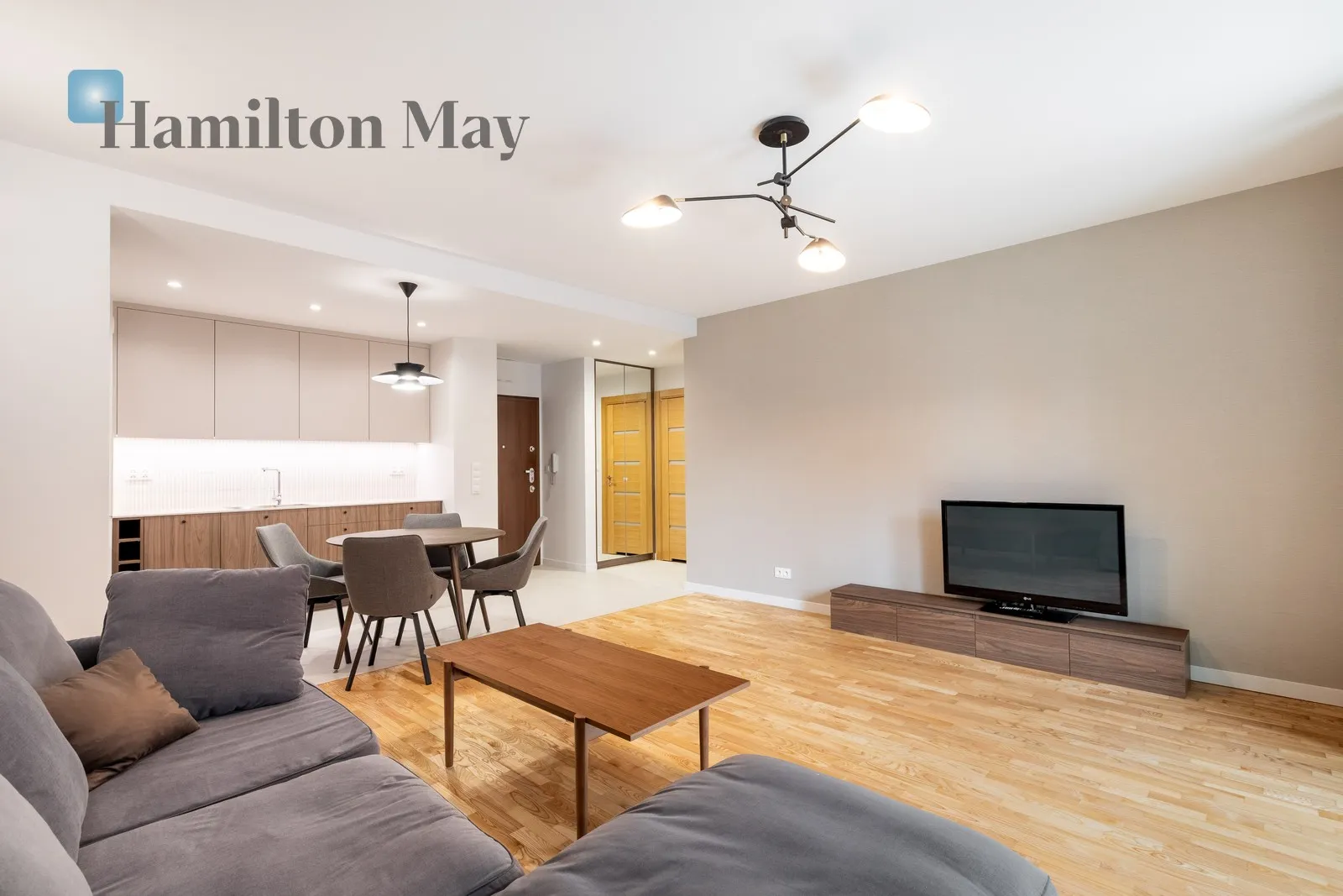 Street: Szlak Region: Stare Miasto Distance to centre: 1 km Level: 4 Price: 1665000 PLN Bedrooms: 1 Bathrooms: 1 Size: 63.91m2 - slider