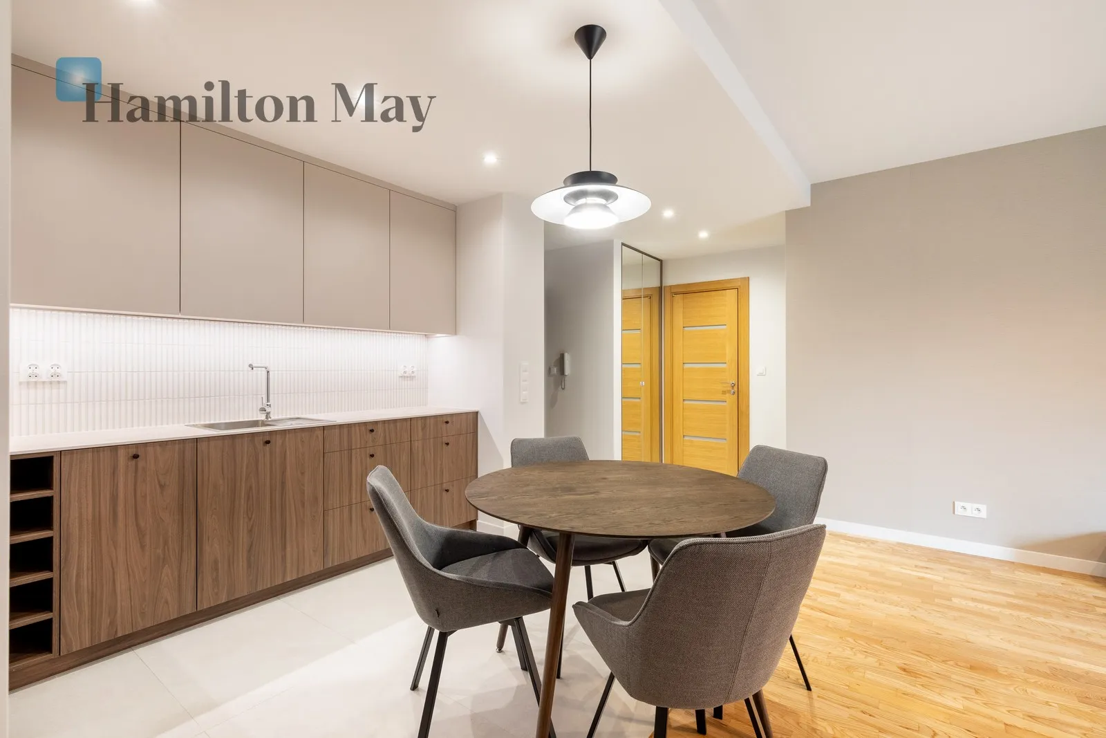 Street: Szlak Region: Stare Miasto Distance to centre: 1 km Level: 4 Price: 1665000 PLN Bedrooms: 1 - slider