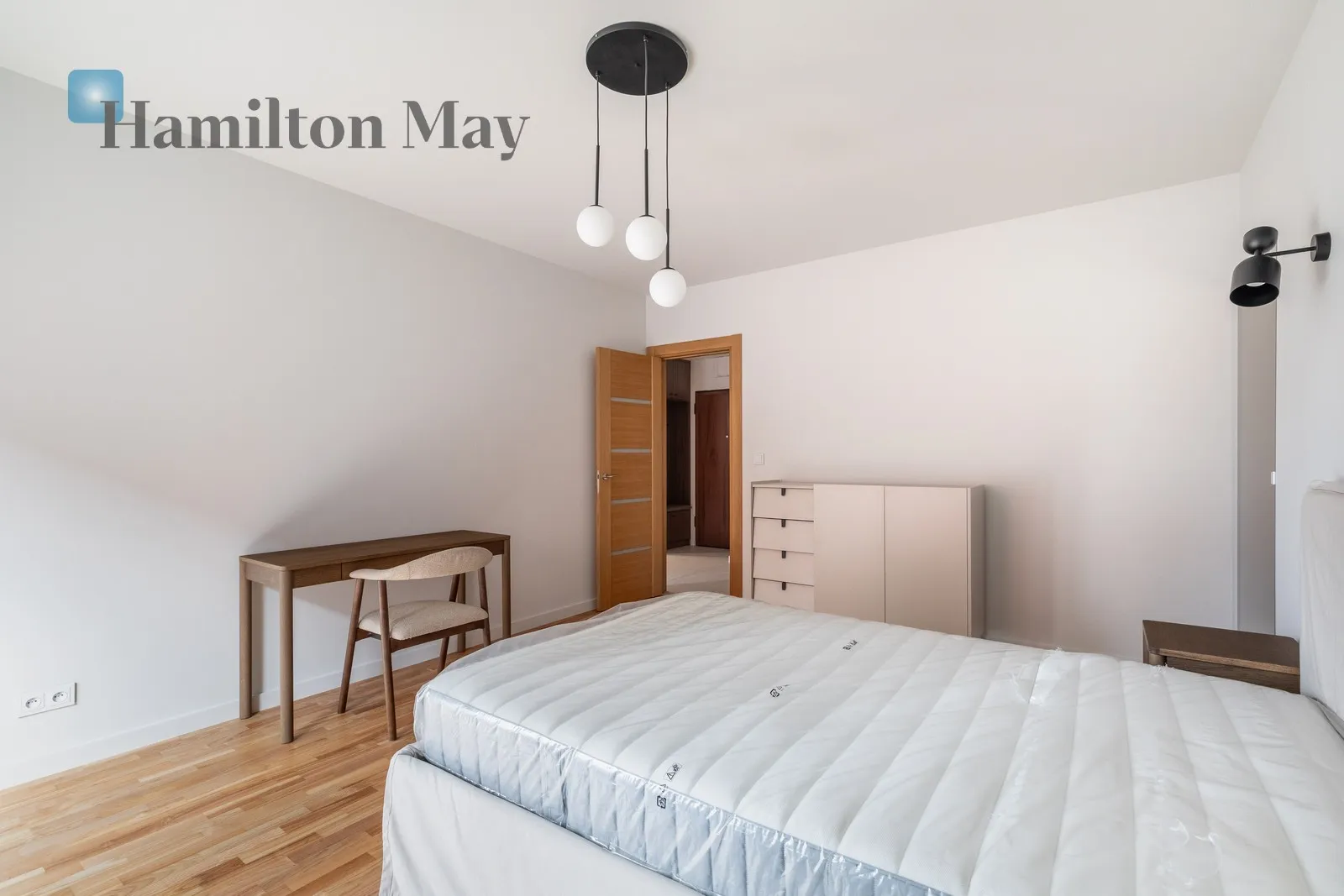 Street: Szlak Region: Stare Miasto Distance to centre: 1 km Level: 4 Price: 1665000 PLN - slider
