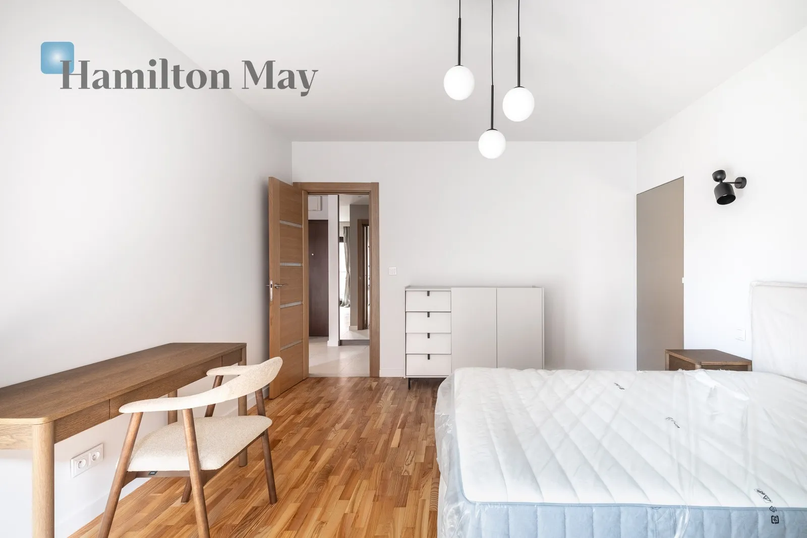 Region: Stare Miasto Distance to centre: 1 km Level: 4 Price: 1665000 PLN Bedrooms: 1 - slider