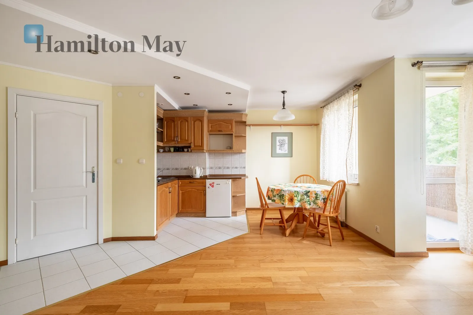Street: Henryka Wieniawskiego Region: Prądnik Czerwony Distance to centre: 3 km Level: 2 Price: 2700 PLN Bedrooms: 0 Bathrooms: 1 Size: 40m2 - slider