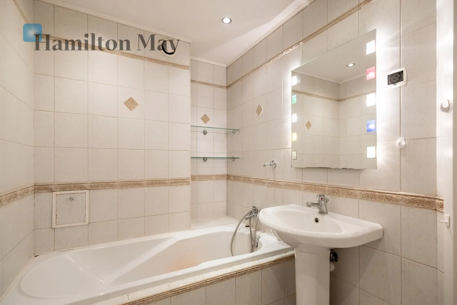 Region: Prądnik Czerwony Distance to centre: 3 km Level: 2 Price: 2700 PLN Bedrooms: 0 Bathrooms: 1 - slider