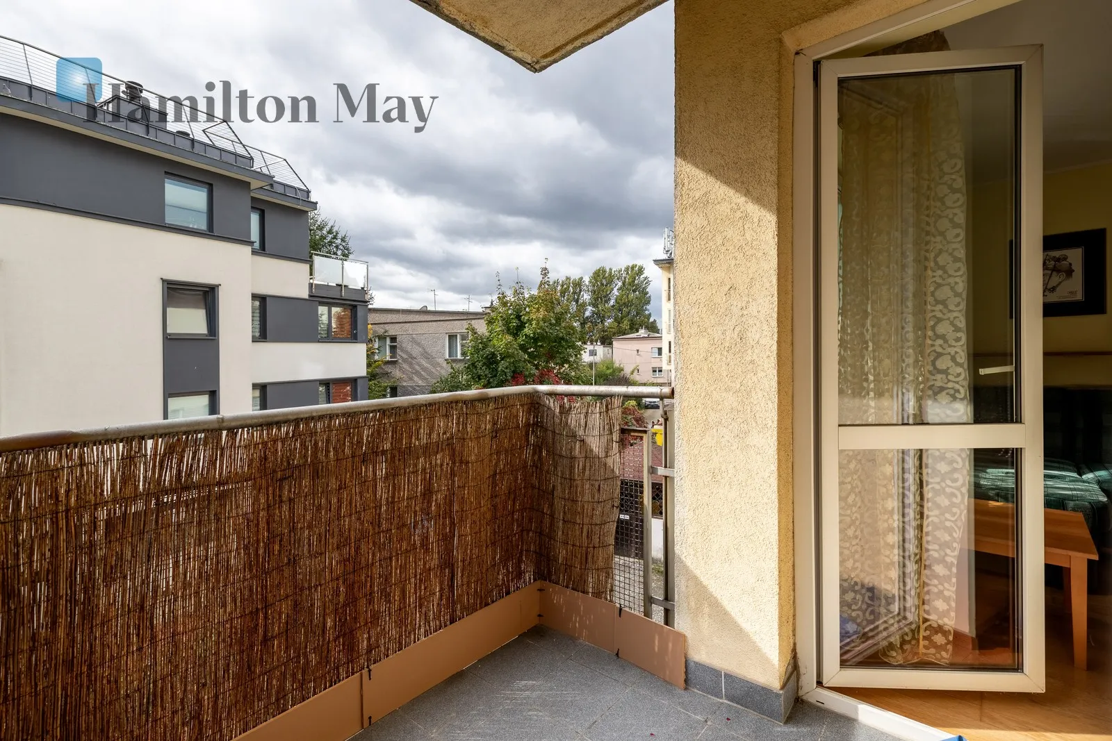 Distance to centre: 3 km Level: 2 Price: 2700 PLN Bedrooms: 0 Bathrooms: 1 Size: 40m2 - slider